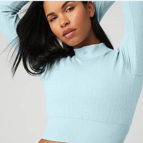 EUC ALO YOGA CABLE KNIT SEAMLESS LONG SLEEVE CROP TOP & BIKER SHORTS SET - Picture 3 of 6